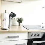 Holidayhome Aparments I Spaceous Room In Ber-Reinickendorf, 1 Min. To Metro Station