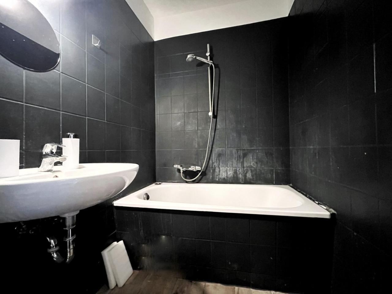 Appartement Aparments I Spaceous In Ber-reinickendorf, 1 Min. To Metro Station