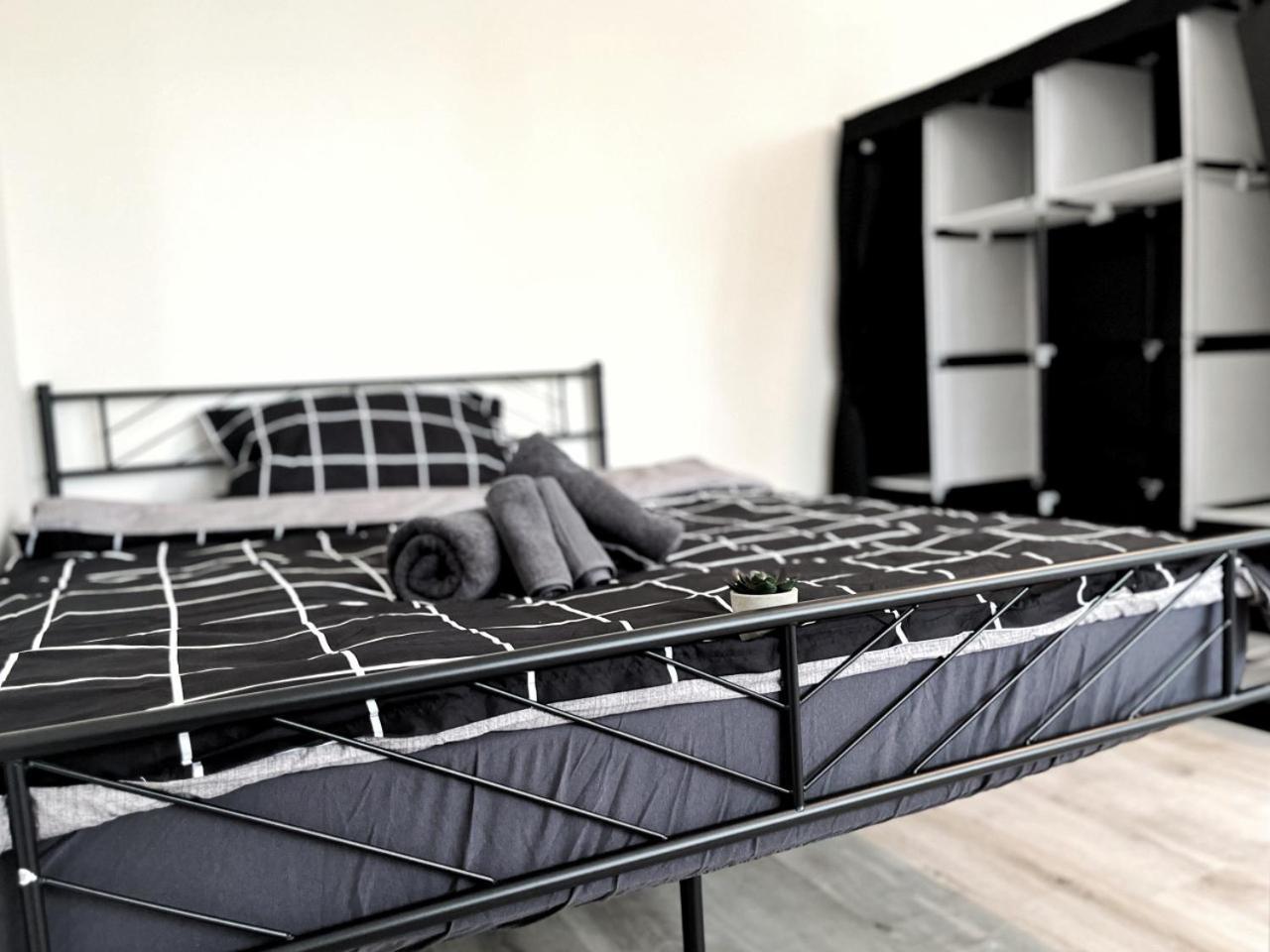 Aparments I Spaceous In Ber-reinickendorf, 1 Min. To Metro Station Appartement Berlijn